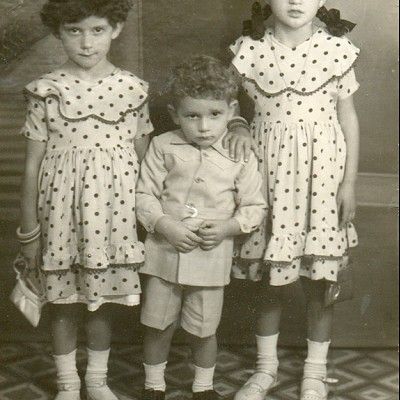 A los 8 años con sus hermanos María y Tomás